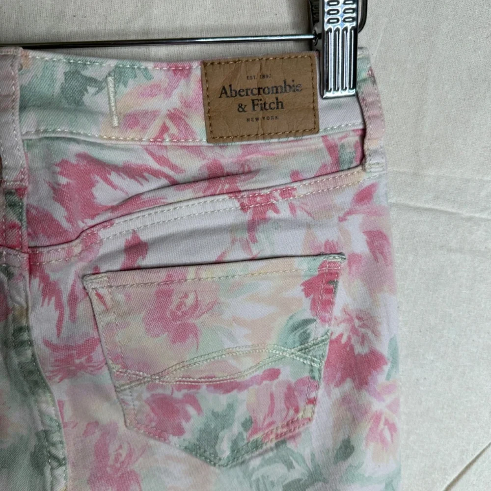 Abercrombie & Fitch Pink Floral‎ Print Denim Jeans Size 0